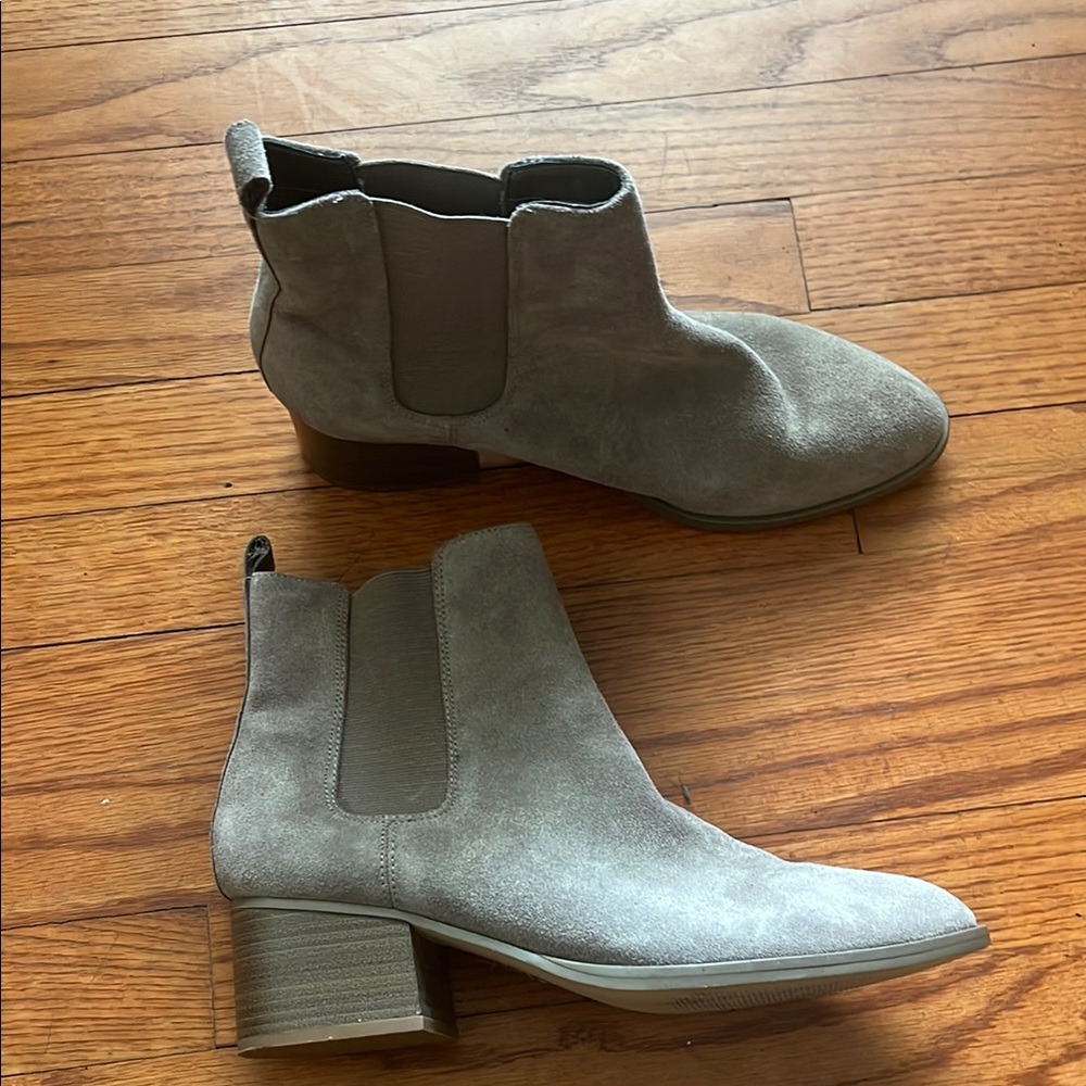 GAP Gray Ankle Boots Sleek Suede Design